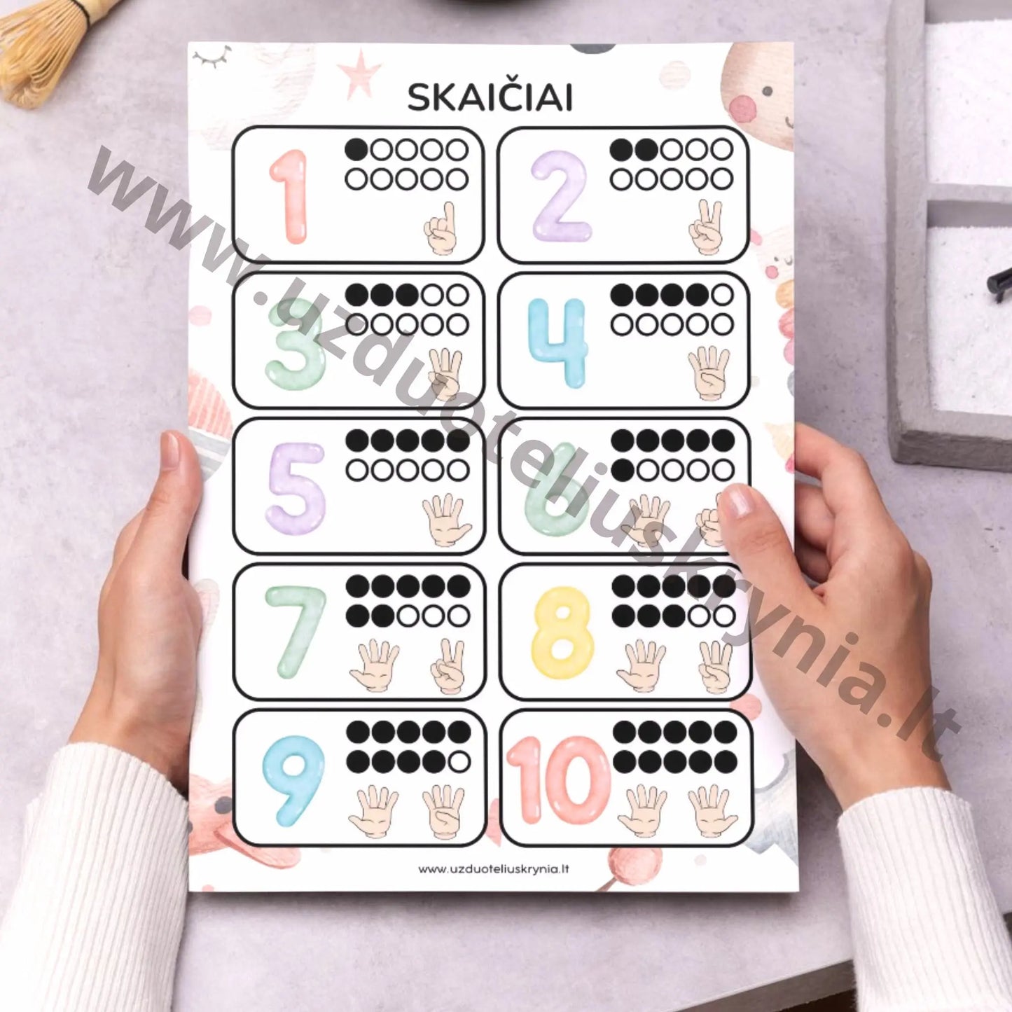 Edukacinis skaičių plakatas mažyliams – skaičiai 1–10, švelnių pastelinių spalvų PDF failas spausdinimui.